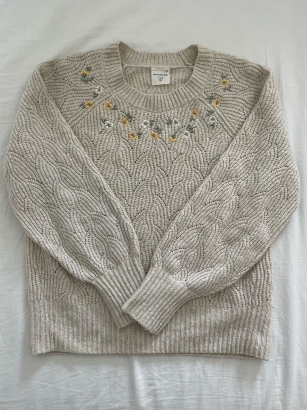Abercrombie Kids Embroidered Crewneck Sweater in Gray Size 11/12